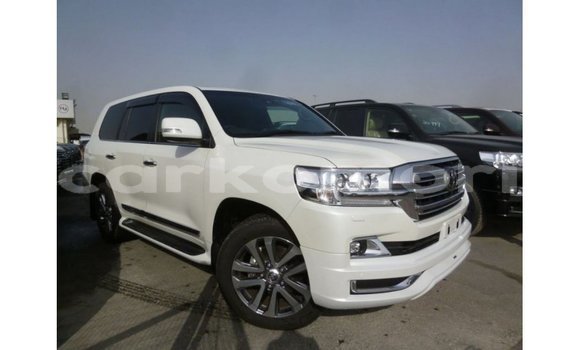 Buy Import Toyota Land Cruiser White Car in Import - Dubai in Great Comore