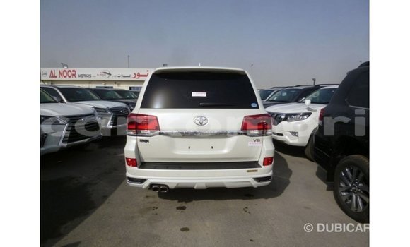 Acheter Import Voiture Toyota Land Cruiser Blanc à Import - Dubai, Grande Comore Acheter Import Voiture Toyota Land Cruiser Blanc à Import - Dubai, Grande Comore