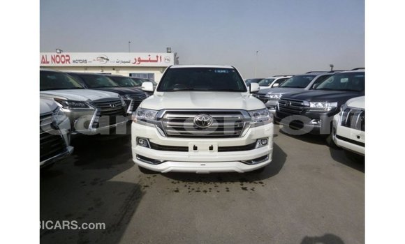 Acheter Import Voiture Toyota Land Cruiser Blanc à Import - Dubai, Grande Comore Acheter Import Voiture Toyota Land Cruiser Blanc à Import - Dubai, Grande Comore