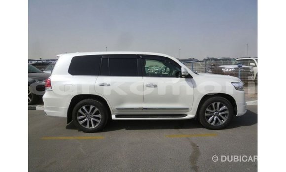 Acheter Import Voiture Toyota Land Cruiser Blanc à Import - Dubai, Grande Comore Acheter Import Voiture Toyota Land Cruiser Blanc à Import - Dubai, Grande Comore