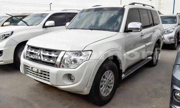 Acheter Import Voiture Mitsubishi Pajero Blanc à Import - Dubai, Grande Comore Acheter Import Voiture Mitsubishi Pajero Blanc à Import - Dubai, Grande Comore