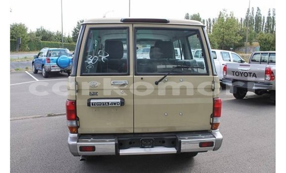 Acheter Import Voiture Toyota Land Cruiser Beige à Import - Dubai, Grande Comore Acheter Import Voiture Toyota Land Cruiser Beige à Import - Dubai, Grande Comore