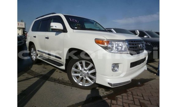 Acheter Import Voiture Toyota Land Cruiser Blanc à Import - Dubai, Grande Comore Acheter Import Voiture Toyota Land Cruiser Blanc à Import - Dubai, Grande Comore