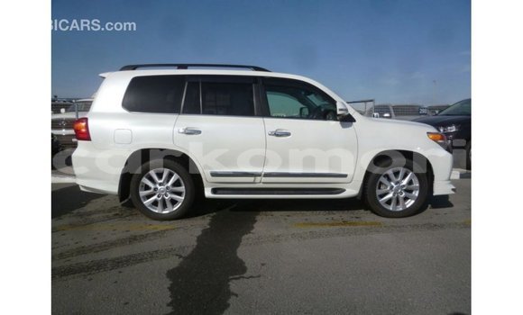 Acheter Import Voiture Toyota Land Cruiser Blanc à Import - Dubai, Grande Comore Acheter Import Voiture Toyota Land Cruiser Blanc à Import - Dubai, Grande Comore