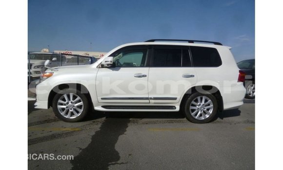 Acheter Import Voiture Toyota Land Cruiser Blanc à Import - Dubai, Grande Comore Acheter Import Voiture Toyota Land Cruiser Blanc à Import - Dubai, Grande Comore
