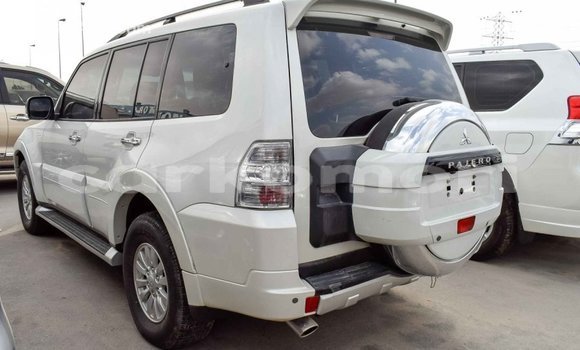 Acheter Import Voiture Mitsubishi Pajero Blanc à Import - Dubai, Grande Comore Acheter Import Voiture Mitsubishi Pajero Blanc à Import - Dubai, Grande Comore