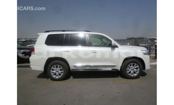 Buy Import Toyota Land Cruiser White Car in Import - Dubai in Great Comore Buy Import Toyota Land Cruiser White Car in Import - Dubai in Great Comore