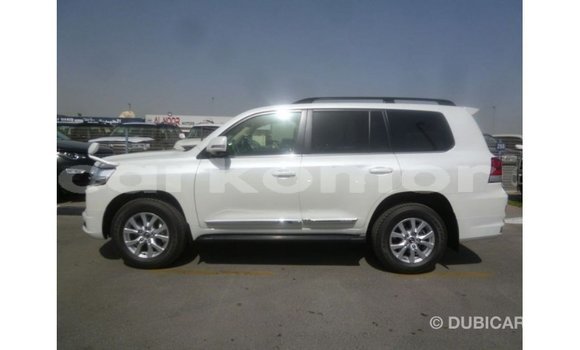 Buy Import Toyota Land Cruiser White Car in Import - Dubai in Great Comore Buy Import Toyota Land Cruiser White Car in Import - Dubai in Great Comore
