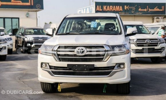 Acheter Import Voiture Toyota Land Cruiser Blanc à Import - Dubai, Grande Comore Acheter Import Voiture Toyota Land Cruiser Blanc à Import - Dubai, Grande Comore