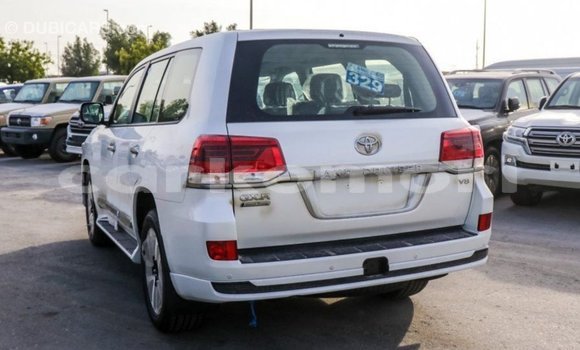 Acheter Import Voiture Toyota Land Cruiser Blanc à Import - Dubai, Grande Comore Acheter Import Voiture Toyota Land Cruiser Blanc à Import - Dubai, Grande Comore