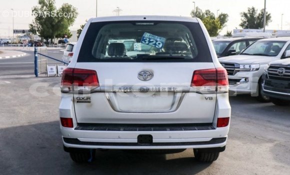 Acheter Import Voiture Toyota Land Cruiser Blanc à Import - Dubai, Grande Comore Acheter Import Voiture Toyota Land Cruiser Blanc à Import - Dubai, Grande Comore