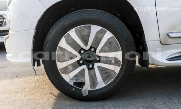 Acheter Import Voiture Toyota Land Cruiser Blanc à Import - Dubai, Grande Comore Acheter Import Voiture Toyota Land Cruiser Blanc à Import - Dubai, Grande Comore