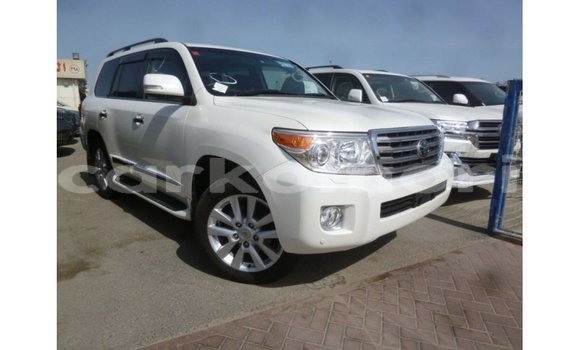 Buy Import Toyota Land Cruiser White Car in Import - Dubai in Great Comore