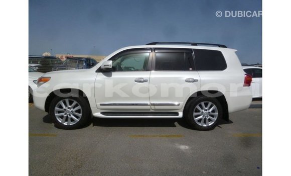 Buy Import Toyota Land Cruiser White Car in Import - Dubai in Great Comore Buy Import Toyota Land Cruiser White Car in Import - Dubai in Great Comore