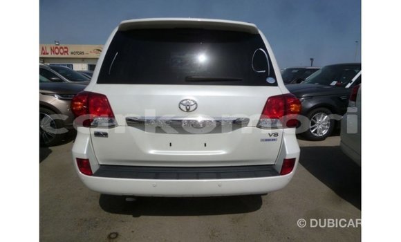 Buy Import Toyota Land Cruiser White Car in Import - Dubai in Great Comore Buy Import Toyota Land Cruiser White Car in Import - Dubai in Great Comore
