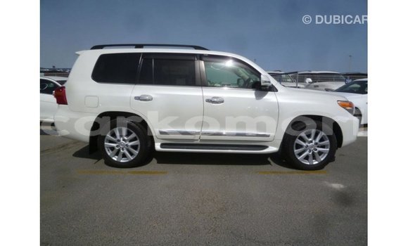 Buy Import Toyota Land Cruiser White Car in Import - Dubai in Great Comore Buy Import Toyota Land Cruiser White Car in Import - Dubai in Great Comore
