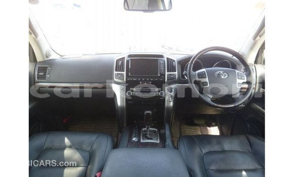 Buy Import Toyota Land Cruiser White Car in Import - Dubai in Great Comore Buy Import Toyota Land Cruiser White Car in Import - Dubai in Great Comore