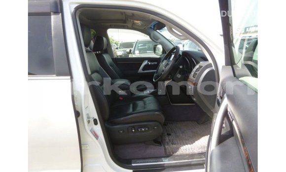 Buy Import Toyota Land Cruiser White Car in Import - Dubai in Great Comore Buy Import Toyota Land Cruiser White Car in Import - Dubai in Great Comore