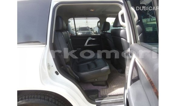 Buy Import Toyota Land Cruiser White Car in Import - Dubai in Great Comore Buy Import Toyota Land Cruiser White Car in Import - Dubai in Great Comore