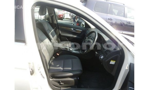 Acheter Import Voiture Mercedes-Benz 200 Blanc à Import - Dubai, Grande Comore Acheter Import Voiture Mercedes-Benz 200 Blanc à Import - Dubai, Grande Comore