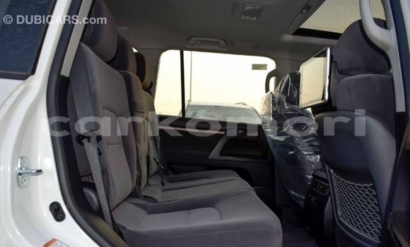 Buy Import Toyota Land Cruiser White Car in Import - Dubai in Great Comore Buy Import Toyota Land Cruiser White Car in Import - Dubai in Great Comore