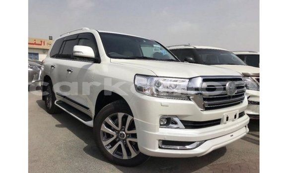 Buy Import Toyota Land Cruiser White Car in Import - Dubai in Great Comore