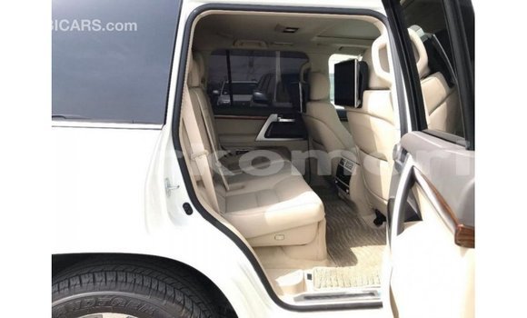 Buy Import Toyota Land Cruiser White Car in Import - Dubai in Great Comore Buy Import Toyota Land Cruiser White Car in Import - Dubai in Great Comore