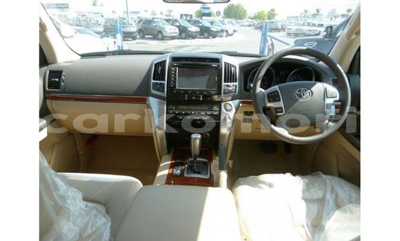 Buy Import Toyota Land Cruiser White Car in Import - Dubai in Great Comore Buy Import Toyota Land Cruiser White Car in Import - Dubai in Great Comore