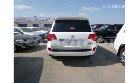 Buy Import Toyota Land Cruiser White Car in Import - Dubai in Great Comore Buy Import Toyota Land Cruiser White Car in Import - Dubai in Great Comore