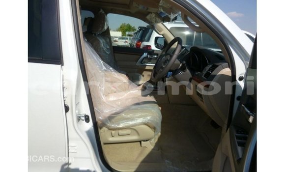 Buy Import Toyota Land Cruiser White Car in Import - Dubai in Great Comore Buy Import Toyota Land Cruiser White Car in Import - Dubai in Great Comore