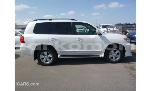 Buy Import Toyota Land Cruiser White Car in Import - Dubai in Great Comore Buy Import Toyota Land Cruiser White Car in Import - Dubai in Great Comore
