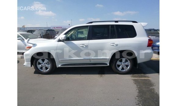 Buy Import Toyota Land Cruiser White Car in Import - Dubai in Great Comore Buy Import Toyota Land Cruiser White Car in Import - Dubai in Great Comore