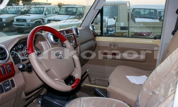 Acheter Import Voiture Toyota Land Cruiser Beige à Import - Dubai, Grande Comore Acheter Import Voiture Toyota Land Cruiser Beige à Import - Dubai, Grande Comore