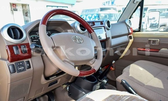 Acheter Import Voiture Toyota Land Cruiser Beige à Import - Dubai, Grande Comore Acheter Import Voiture Toyota Land Cruiser Beige à Import - Dubai, Grande Comore
