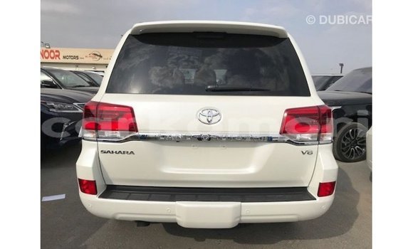 Acheter Import Voiture Toyota Land Cruiser Blanc à Import - Dubai, Grande Comore Acheter Import Voiture Toyota Land Cruiser Blanc à Import - Dubai, Grande Comore