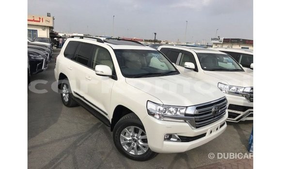 Acheter Import Voiture Toyota Land Cruiser Blanc à Import - Dubai, Grande Comore Acheter Import Voiture Toyota Land Cruiser Blanc à Import - Dubai, Grande Comore