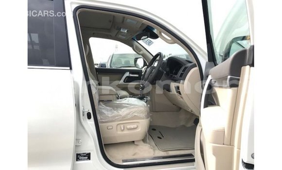 Acheter Import Voiture Toyota Land Cruiser Blanc à Import - Dubai, Grande Comore Acheter Import Voiture Toyota Land Cruiser Blanc à Import - Dubai, Grande Comore