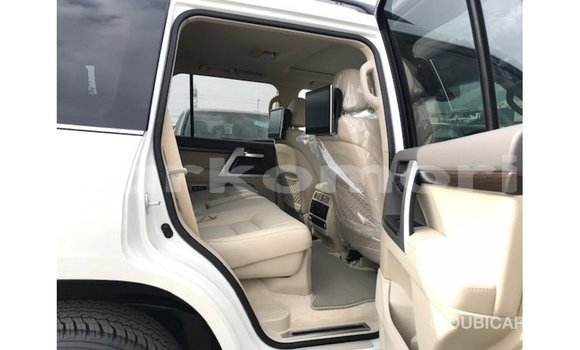 Acheter Import Voiture Toyota Land Cruiser Blanc à Import - Dubai, Grande Comore Acheter Import Voiture Toyota Land Cruiser Blanc à Import - Dubai, Grande Comore