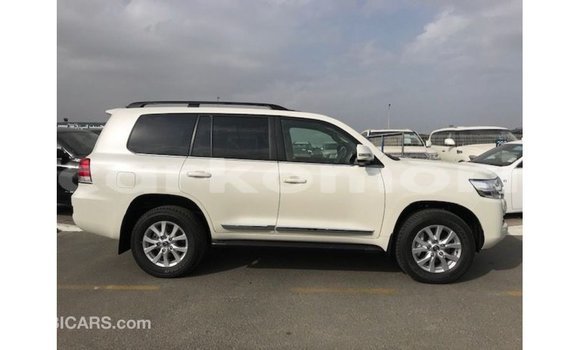 Acheter Import Voiture Toyota Land Cruiser Blanc à Import - Dubai, Grande Comore Acheter Import Voiture Toyota Land Cruiser Blanc à Import - Dubai, Grande Comore