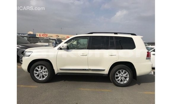 Acheter Import Voiture Toyota Land Cruiser Blanc à Import - Dubai, Grande Comore Acheter Import Voiture Toyota Land Cruiser Blanc à Import - Dubai, Grande Comore