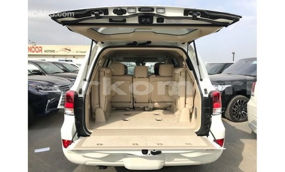 Acheter Import Voiture Toyota Land Cruiser Blanc à Import - Dubai, Grande Comore Acheter Import Voiture Toyota Land Cruiser Blanc à Import - Dubai, Grande Comore