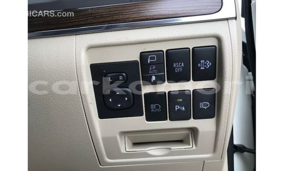 Acheter Import Voiture Toyota Land Cruiser Blanc à Import - Dubai, Grande Comore Acheter Import Voiture Toyota Land Cruiser Blanc à Import - Dubai, Grande Comore