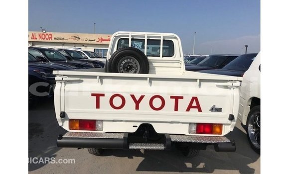 Buy Import Toyota Land Cruiser White Car in Import - Dubai in Great Comore Buy Import Toyota Land Cruiser White Car in Import - Dubai in Great Comore