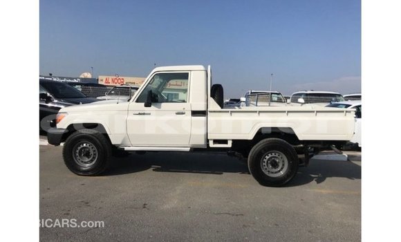 Buy Import Toyota Land Cruiser White Car in Import - Dubai in Great Comore Buy Import Toyota Land Cruiser White Car in Import - Dubai in Great Comore