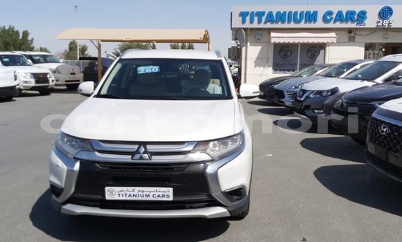 Acheter Import Voiture Mitsubishi Outlander Blanc à Import - Dubai, Grande Comore Acheter Import Voiture Mitsubishi Outlander Blanc à Import - Dubai, Grande Comore