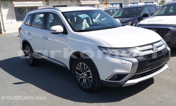 Acheter Import Voiture Mitsubishi Outlander Blanc à Import - Dubai, Grande Comore Acheter Import Voiture Mitsubishi Outlander Blanc à Import - Dubai, Grande Comore