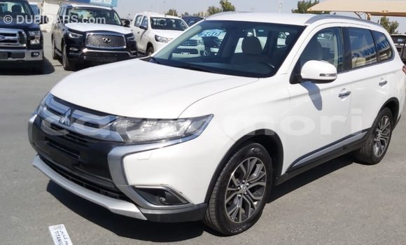 Acheter Import Voiture Mitsubishi Outlander Blanc à Import - Dubai, Grande Comore Acheter Import Voiture Mitsubishi Outlander Blanc à Import - Dubai, Grande Comore