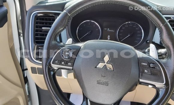 Acheter Import Voiture Mitsubishi Outlander Blanc à Import - Dubai, Grande Comore Acheter Import Voiture Mitsubishi Outlander Blanc à Import - Dubai, Grande Comore