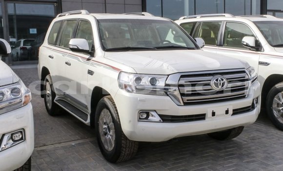 Acheter Import Voiture Toyota Land Cruiser Blanc à Import - Dubai, Grande Comore Acheter Import Voiture Toyota Land Cruiser Blanc à Import - Dubai, Grande Comore