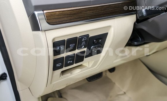 Acheter Import Voiture Toyota Land Cruiser Blanc à Import - Dubai, Grande Comore Acheter Import Voiture Toyota Land Cruiser Blanc à Import - Dubai, Grande Comore